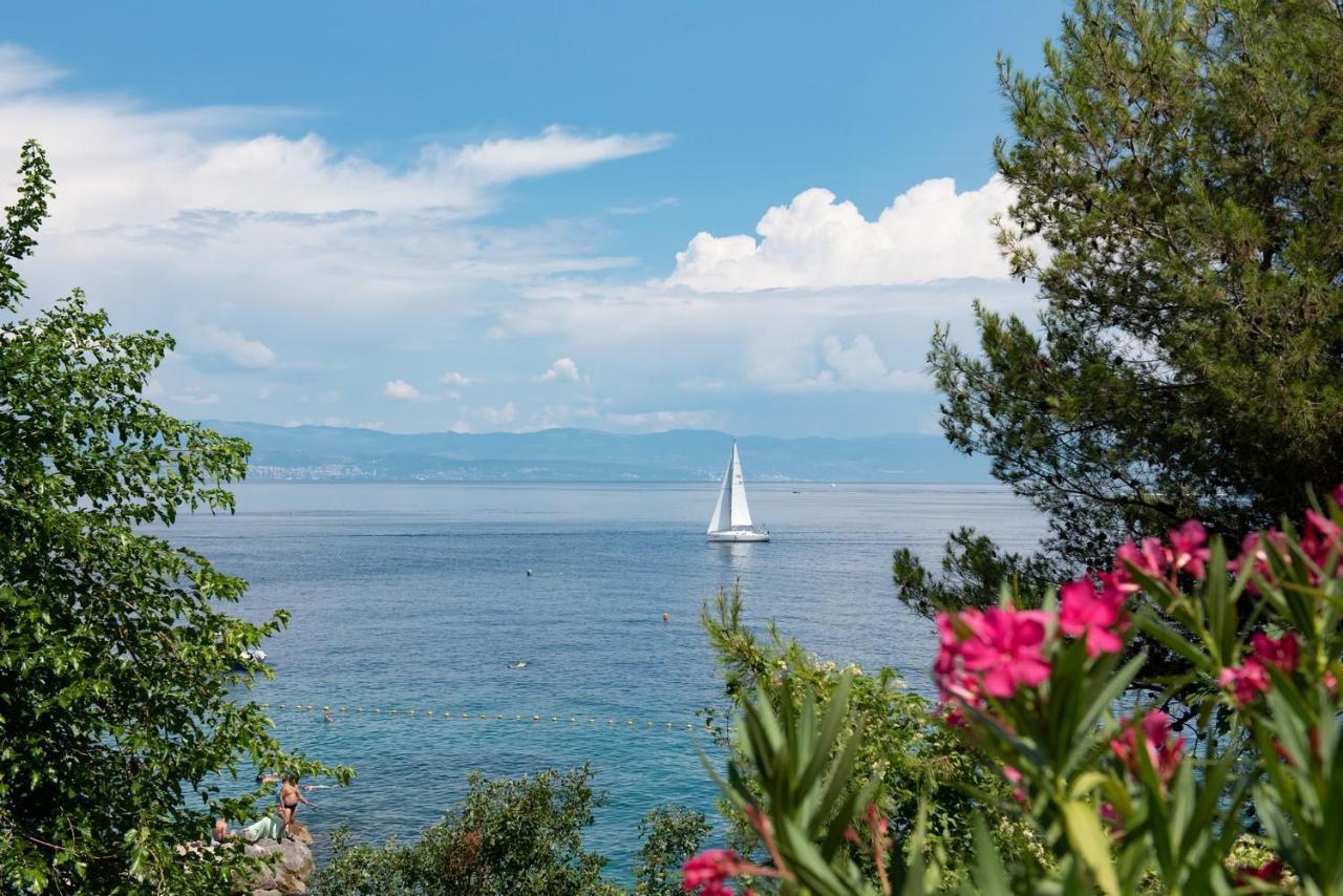 Beachfront Apartment Rosa Del Mar Jardin Moscenicka Draga Exterior photo